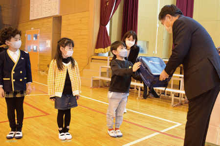 村山市 新１年生に軽量リュック／身体、家計の負担軽減へ